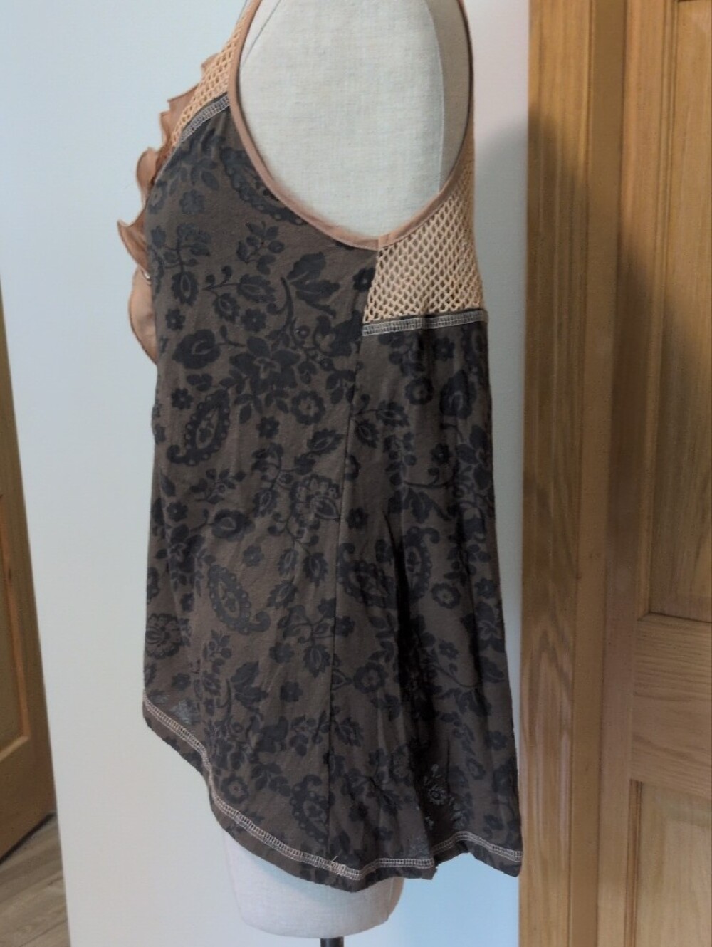 Med Vintage Women’s Khaki Mustard Ruffle V-Neck Tank Top - Picture 8 of 9